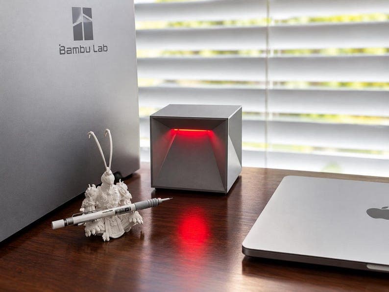 Minimalist Geometric RGB Desk Lamp: Smart Ambient Lighting for Workspaces (101.6x103.6mm)
